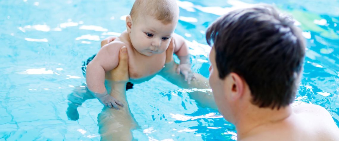 איך בוחרים קורס שחייה לתינוקות
