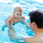 איך בוחרים קורס שחייה לתינוקות