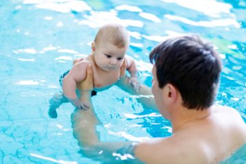 איך בוחרים קורס שחייה לתינוקות