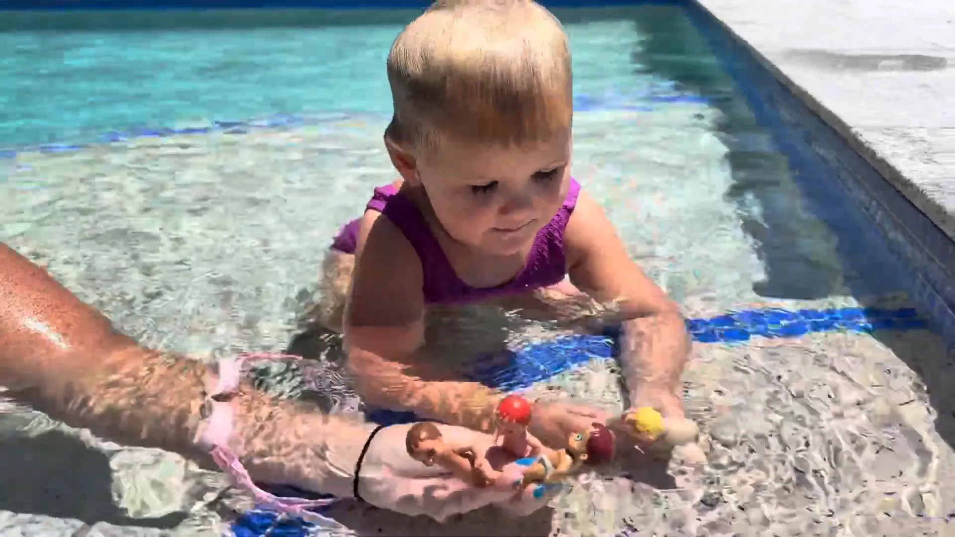 שלושה תינוקות בבריכה