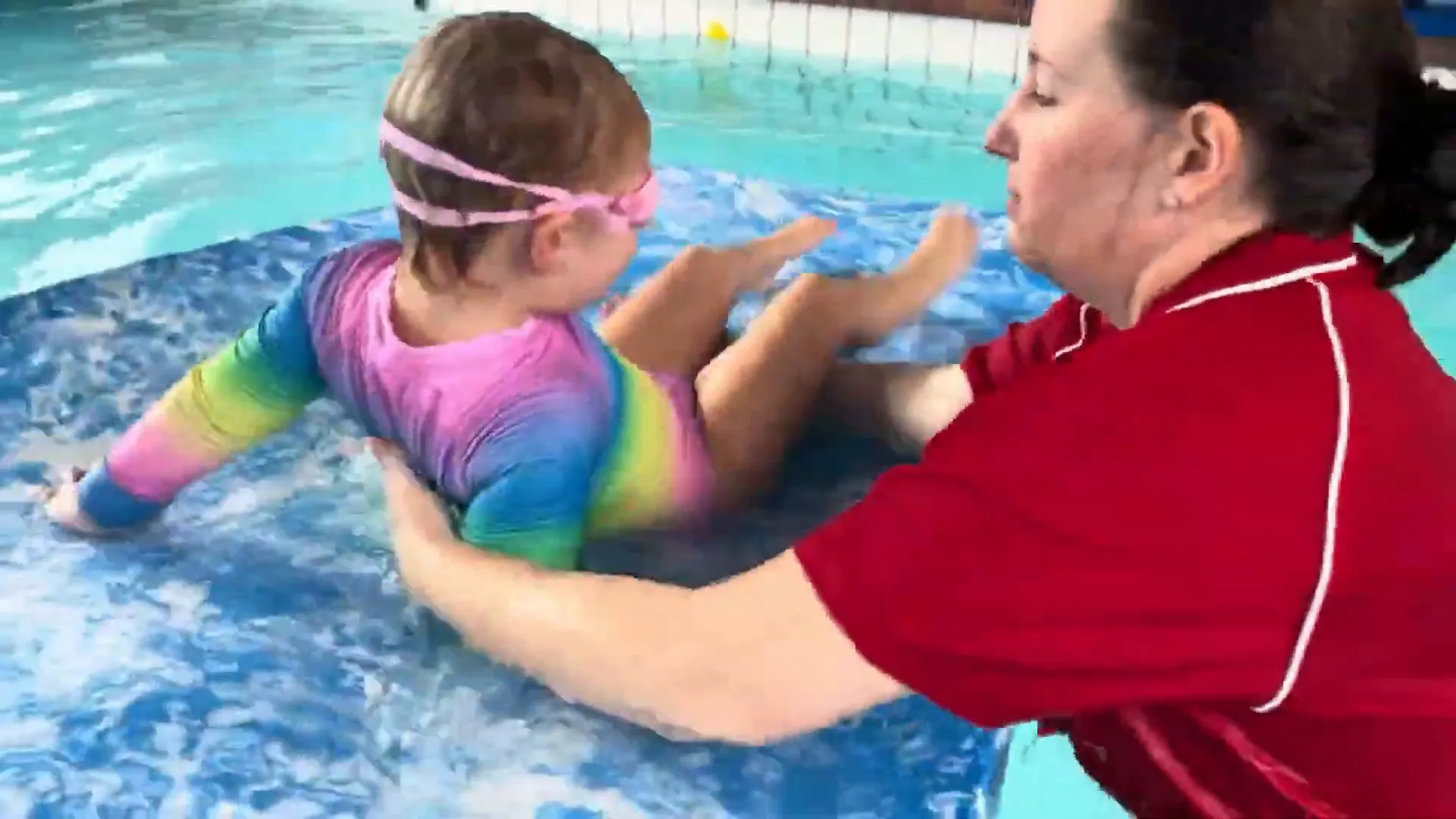 תינוק שוחה על הגב עם שטיח צף