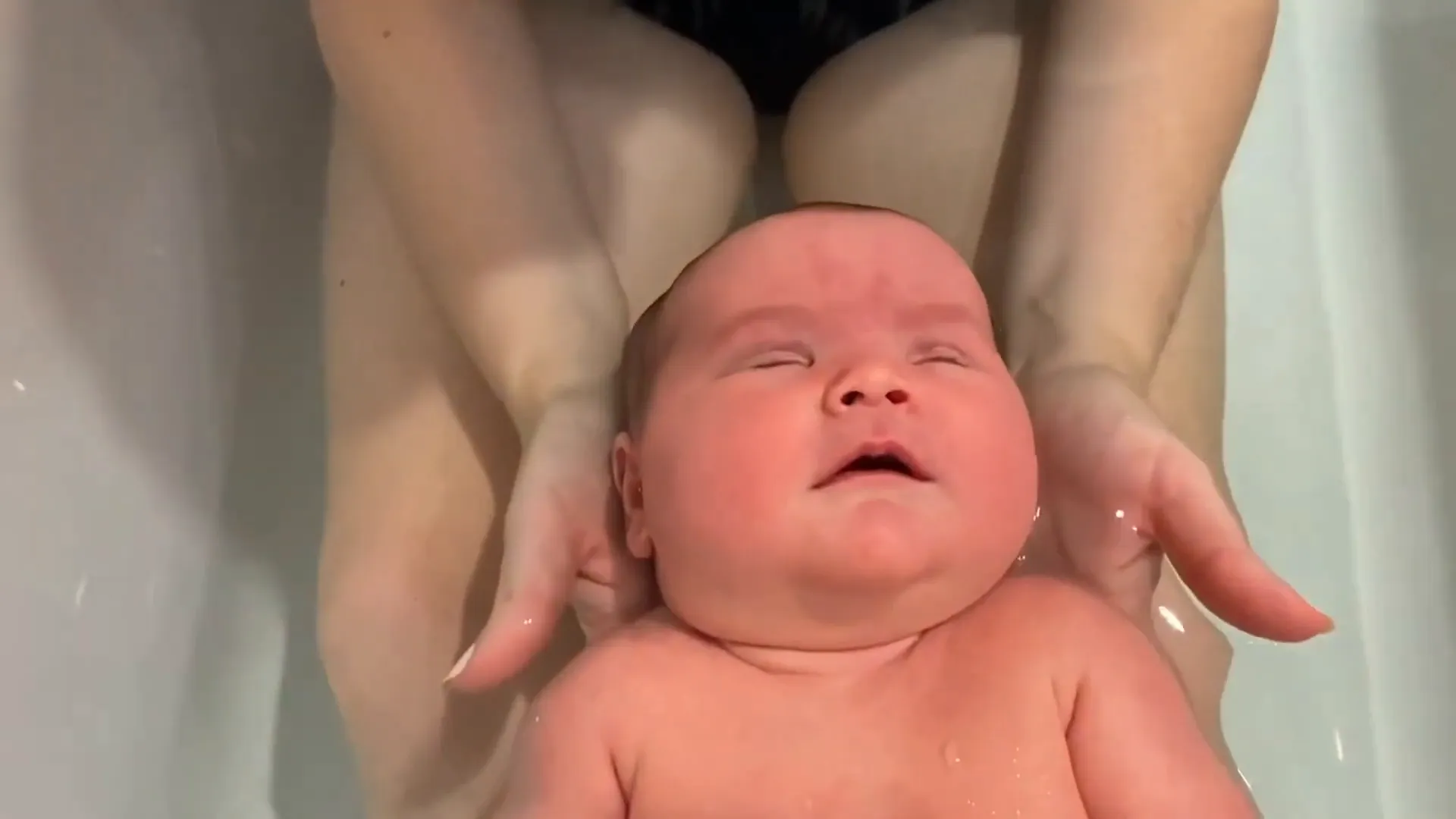 תינוק באמבטיה הראשונה שלו