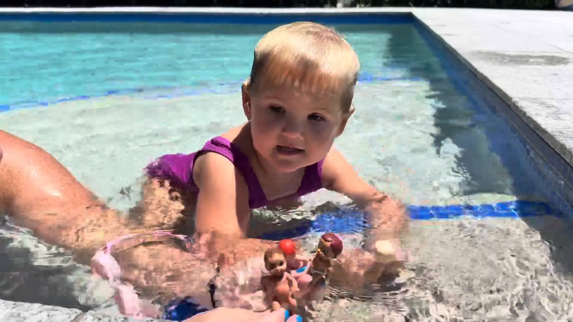 שניים תינוקות בבריכה