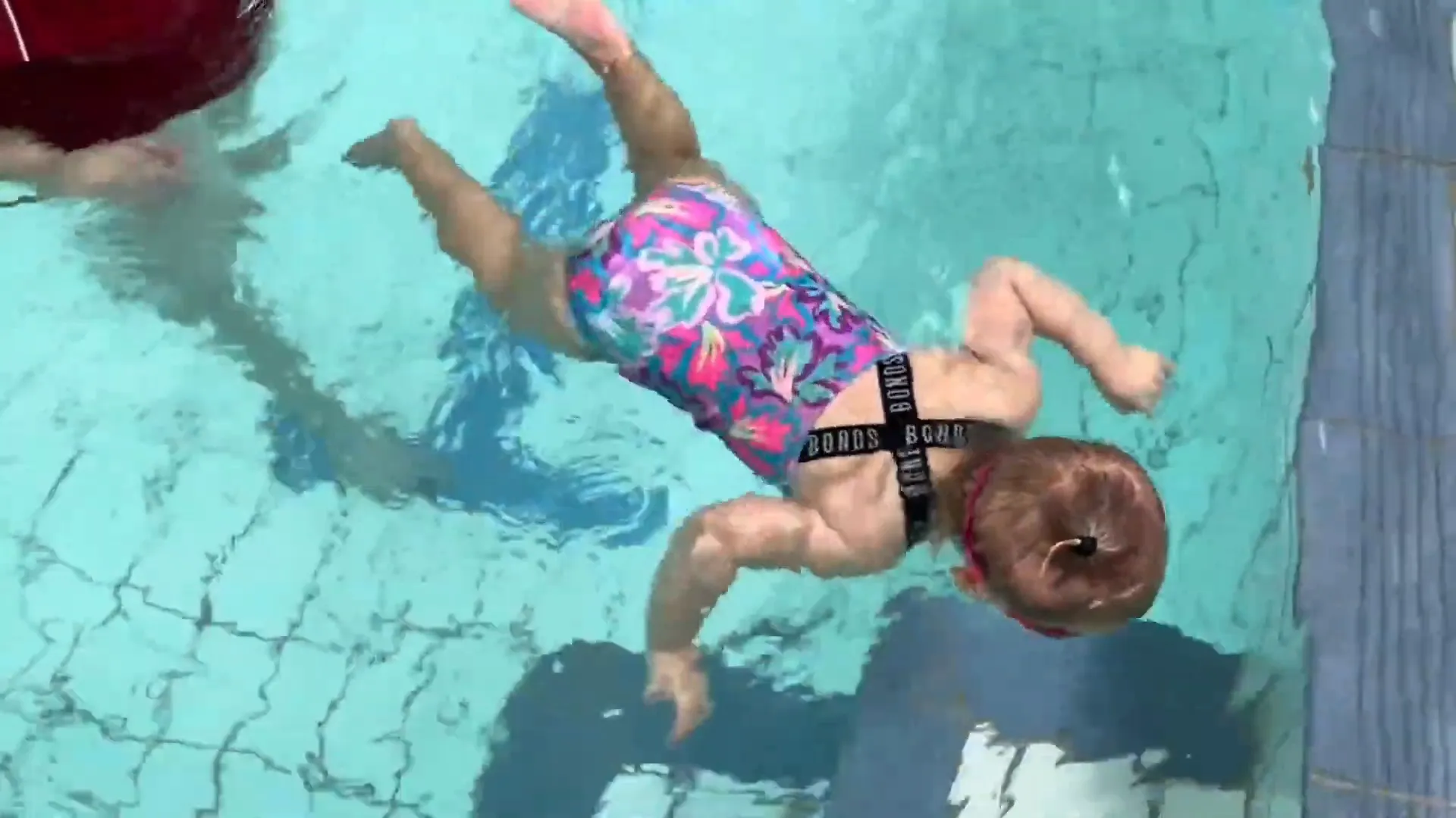 תינוק משפר את יכולת השחייה שלו