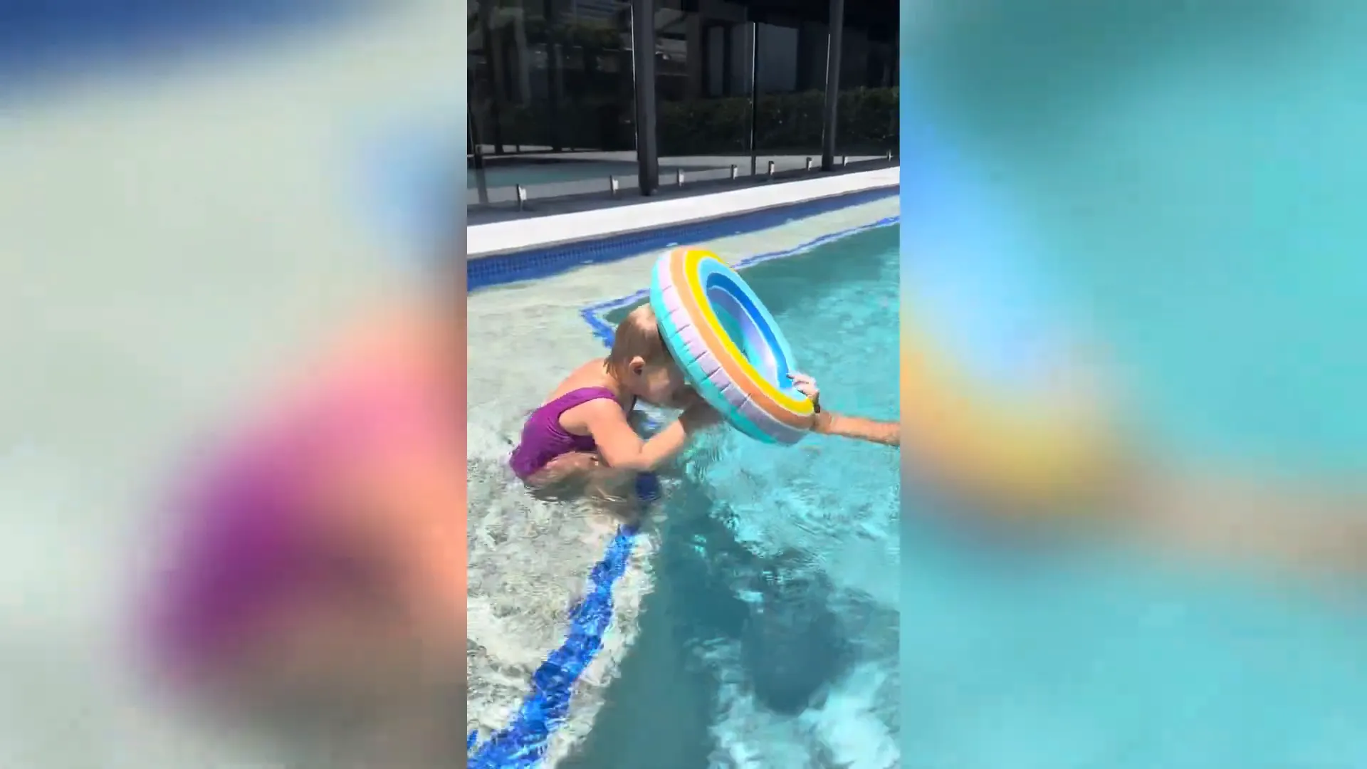 ילדים מכינים צלחות צפות