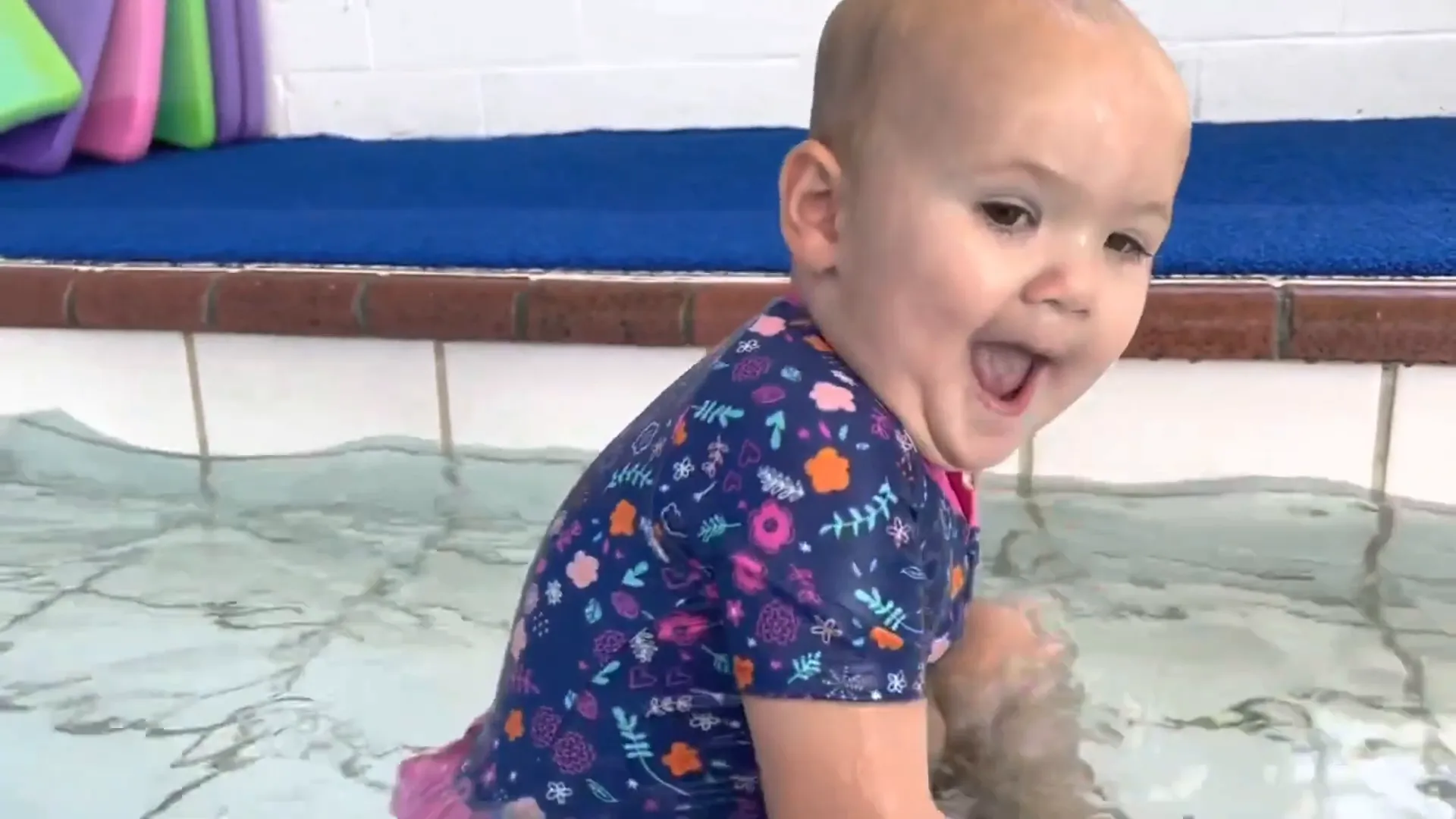 תינוק משחק במים רדודים