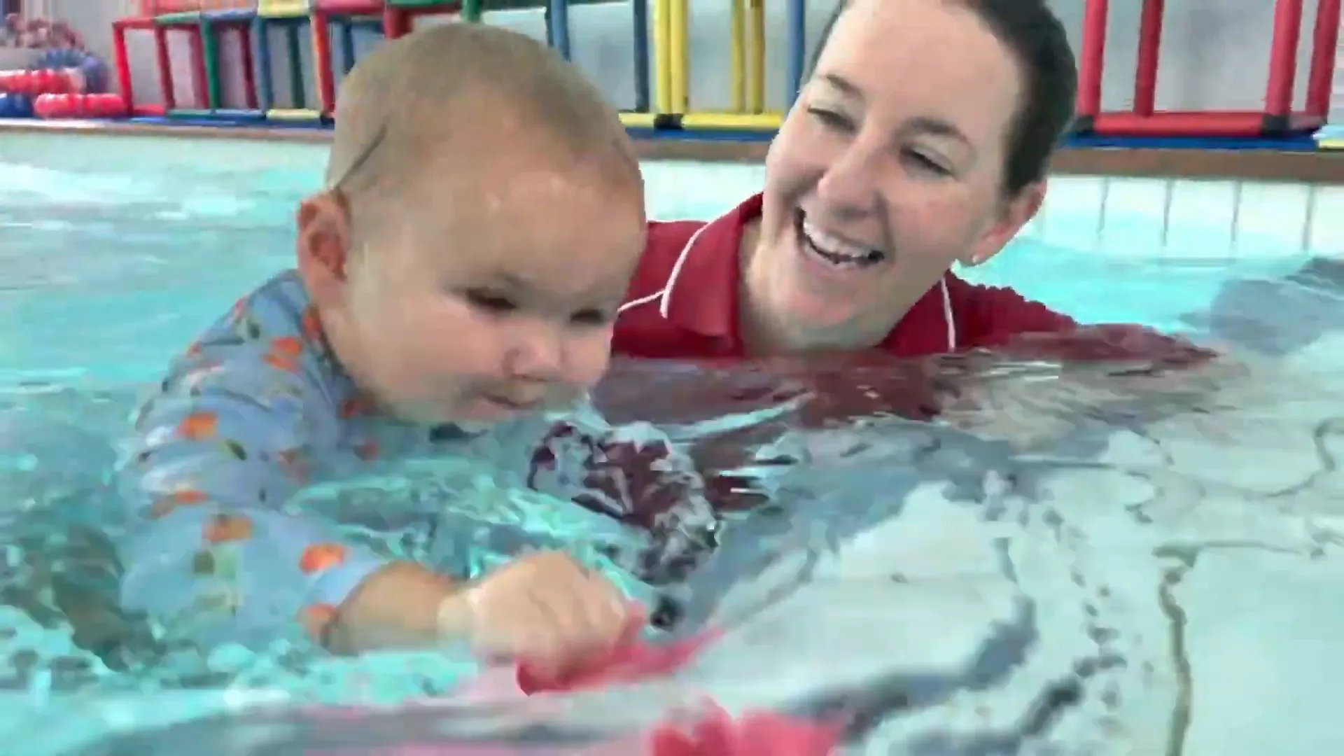 תינוק שוחה עם שירי שחייה