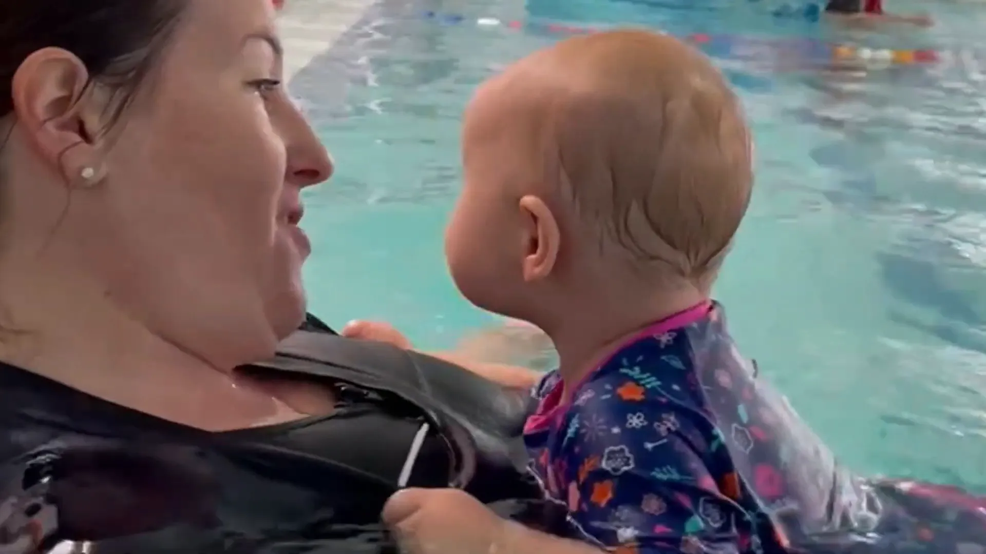 תינוק בבריכה בפעם הראשונה