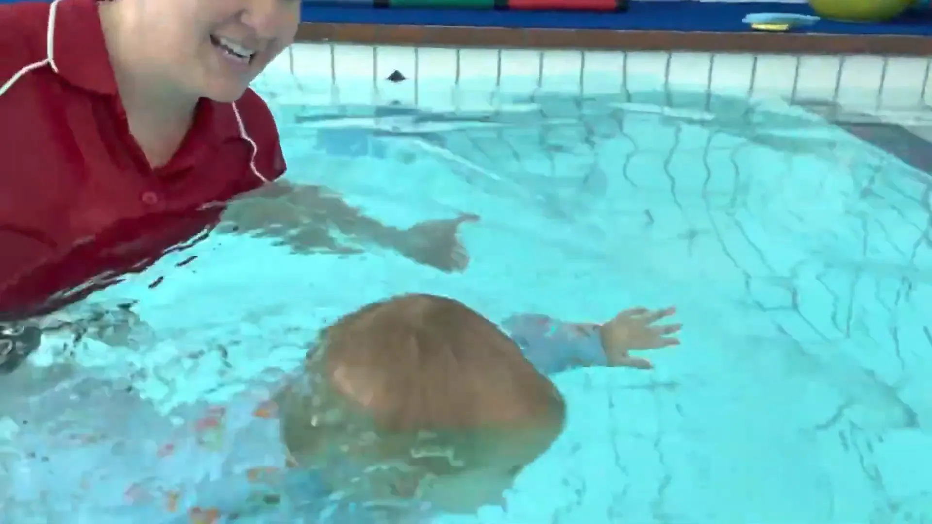 תינוק משחק מתחת למים