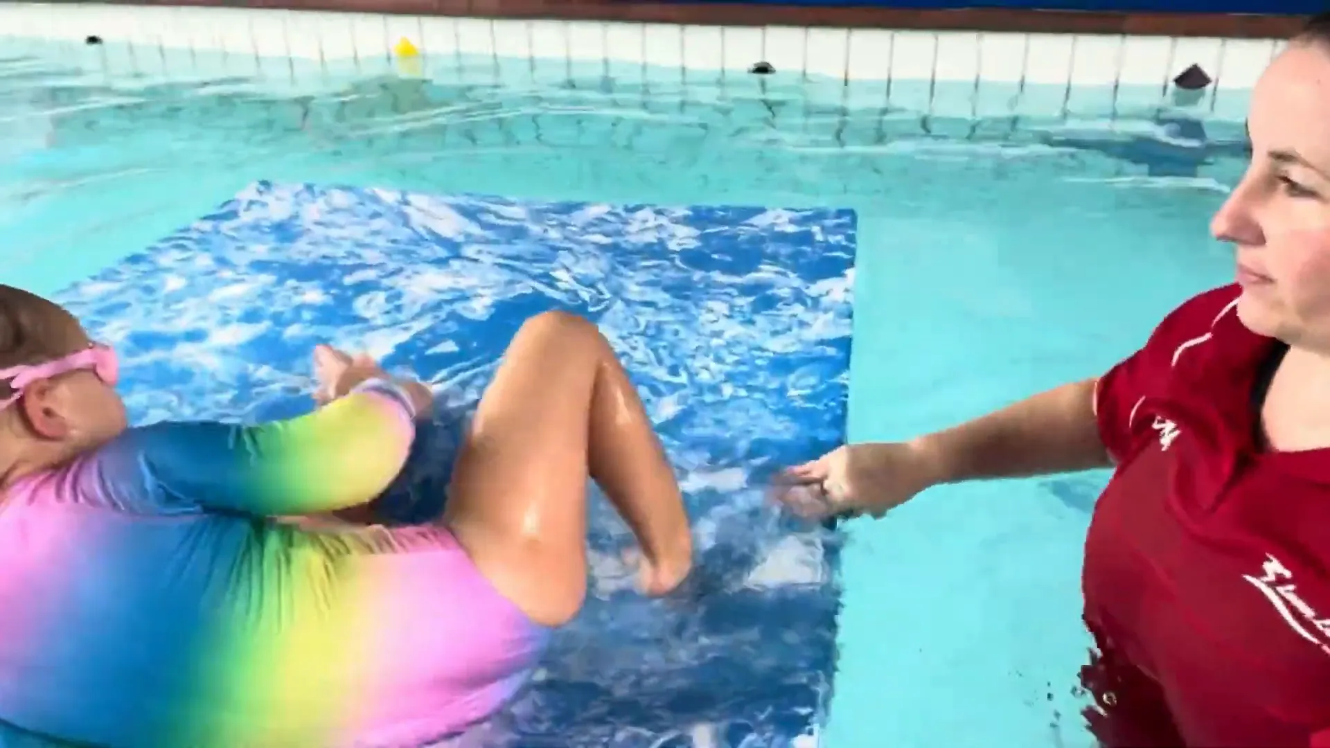 תינוק נהנה מתחת למים בגיל 3