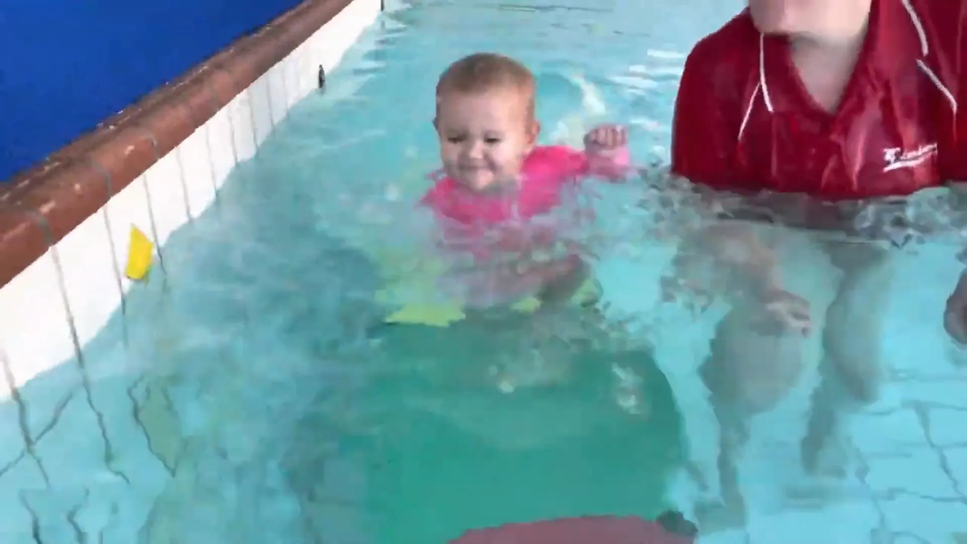 תינוק לומד בעיטות תנין