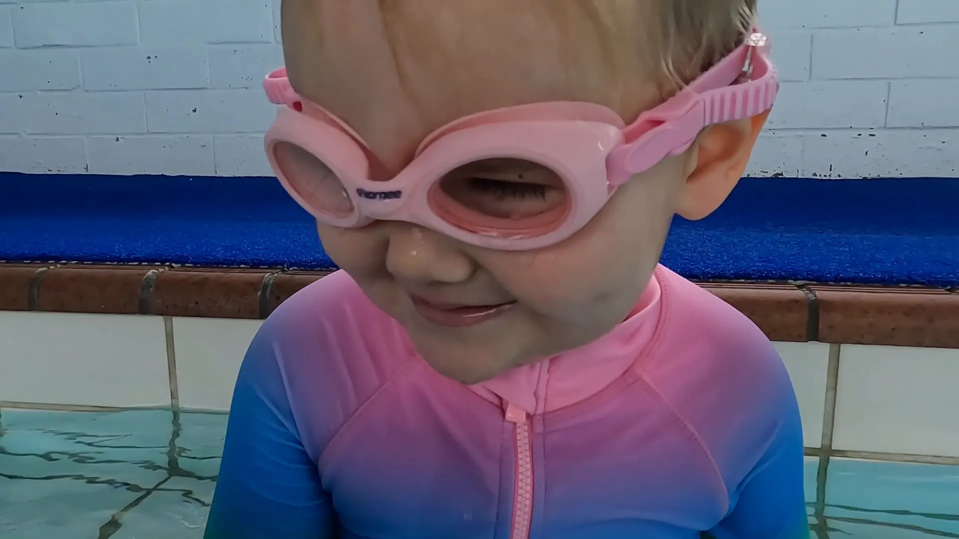 ילדים משחקים במים