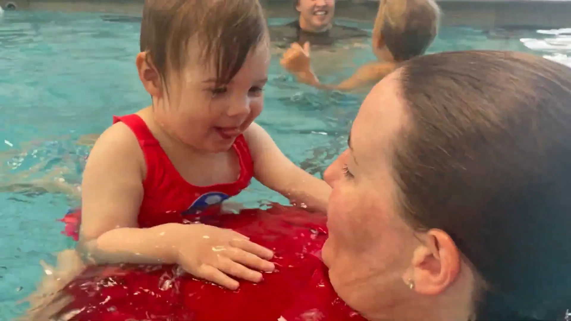 תינוקת מחזיקה בטי-שירט שלי